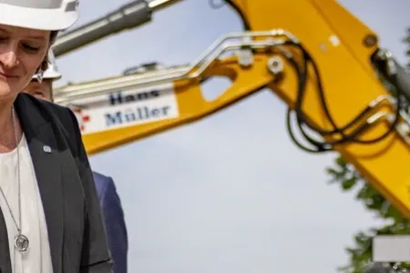 ماشین آلات (میکسر، بتن‌کن، ژنراتور ..)